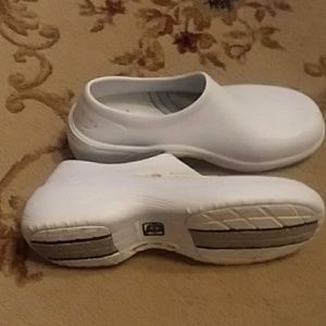 Nursing shoes